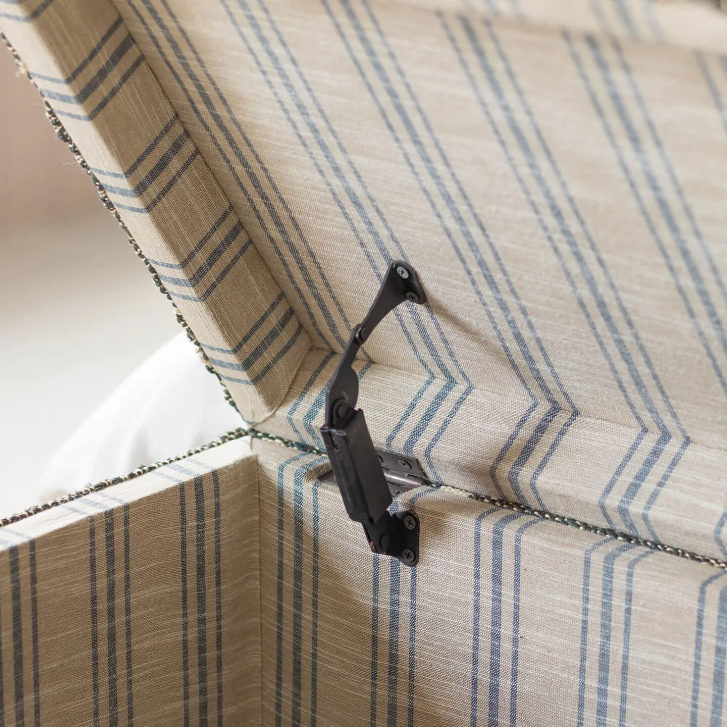 Leo Jute Blanket Box