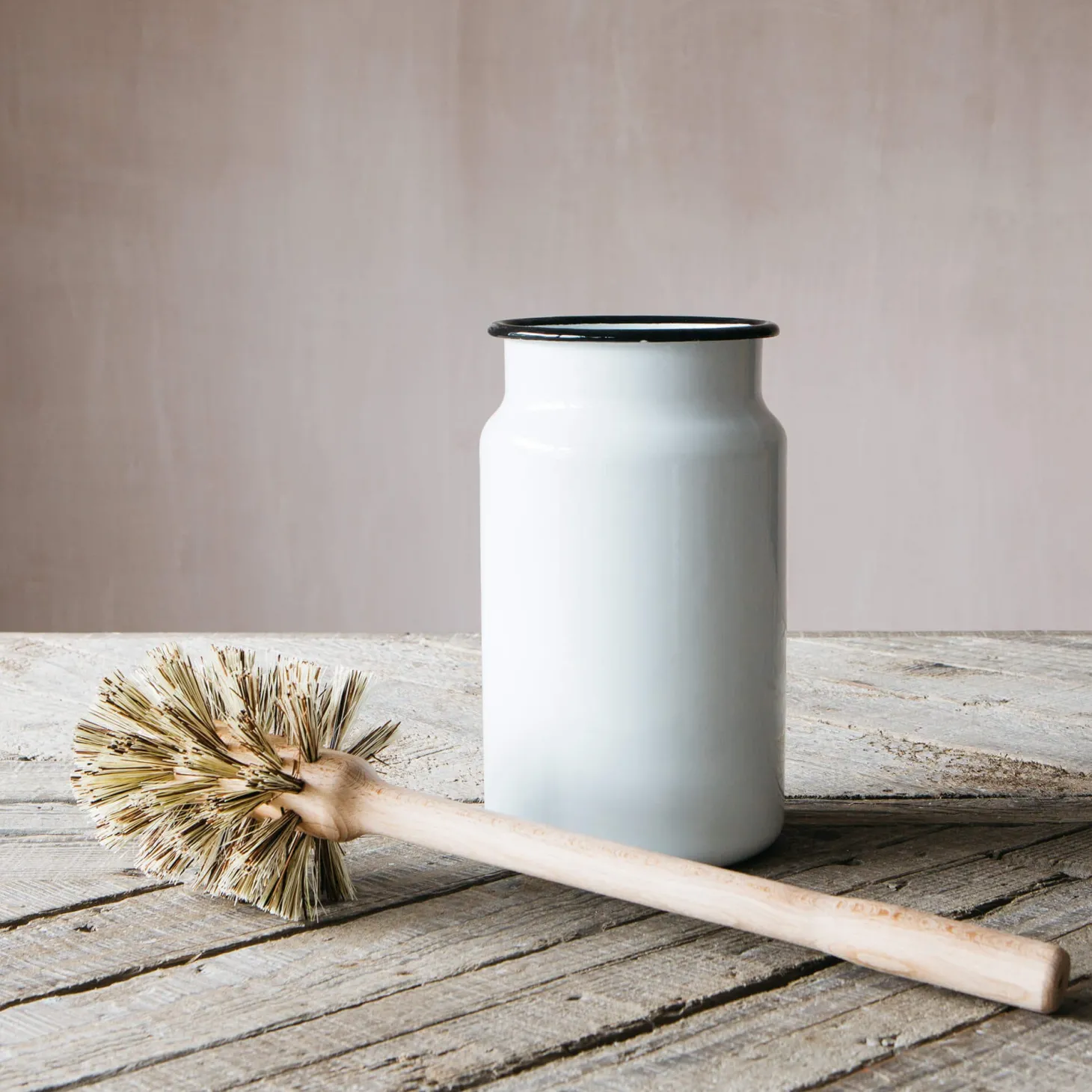 Loo Brush in Enamel Pot