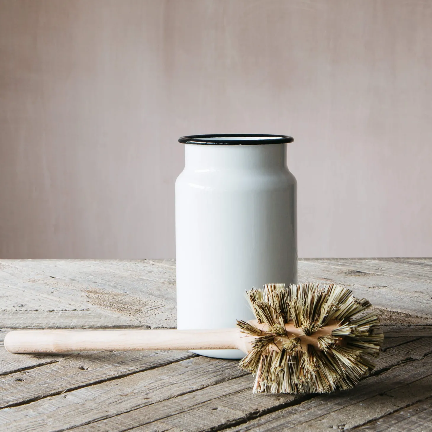 Loo Brush in Enamel Pot