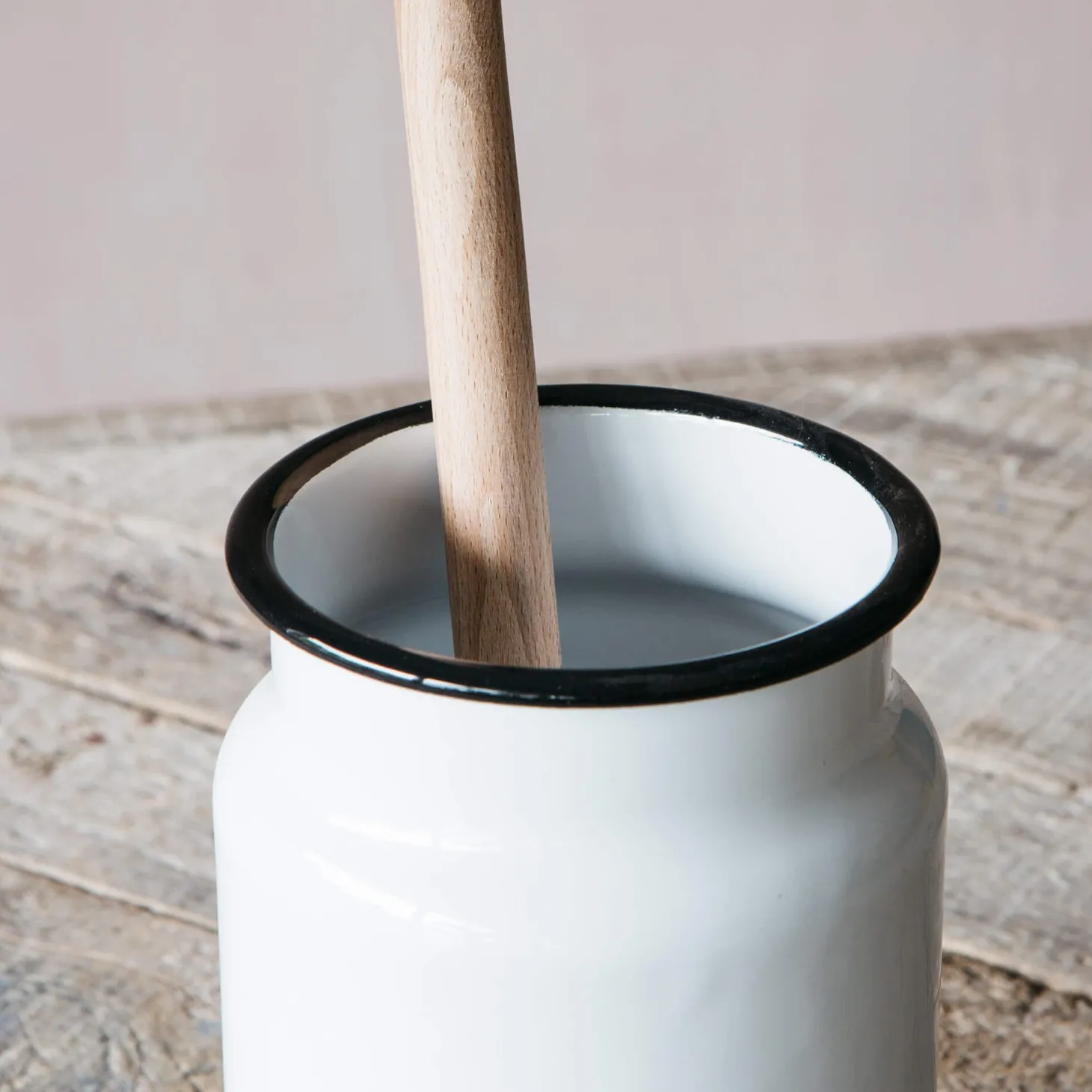 Loo Brush in Enamel Pot