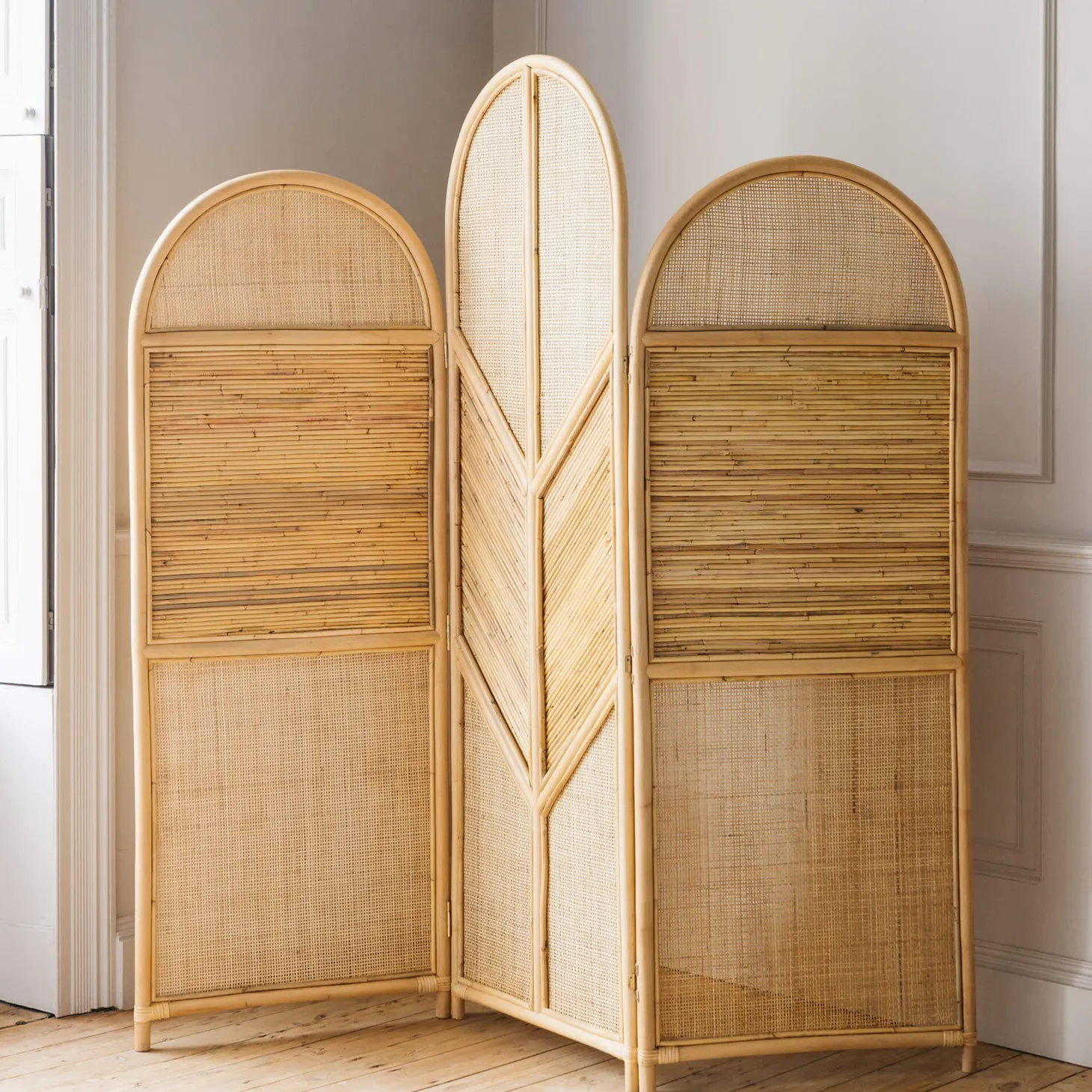 Natural Rattan Arched Screen