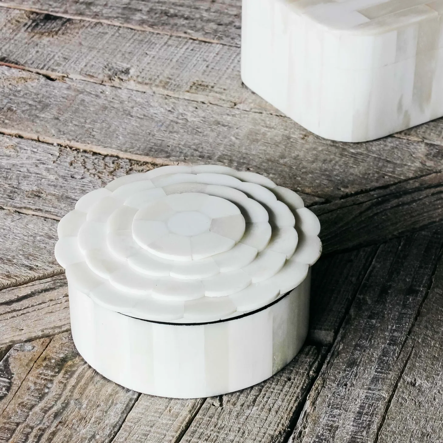 White Daisy Round Bone Box