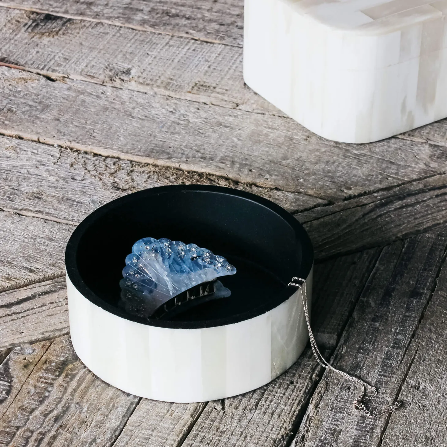 White Daisy Round Bone Box